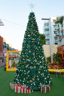 Dikey kompozisyonda Noel ağacı süslemeleri