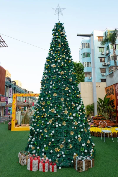 Dikey kompozisyonda Noel ağacı süslemeleri