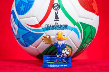 ZHONGSHAN Çin-12 Aralık 2025: resmi maskot Clutch ve 2026 FIFA Dünya Kupası için kırmızı üzerine yatay kompozisyon.