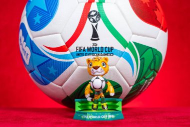ZHONGSHAN Çin-12 Aralık 2025: resmi maskot Zayu ve 2026 FIFA Dünya Kupası için kırmızı üzerine yatay kompozisyon.