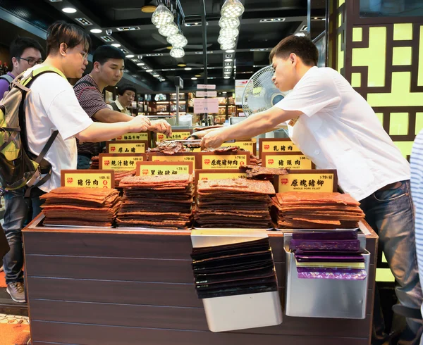 Visitantes compram carne seca em Macau — Fotografia de Stock