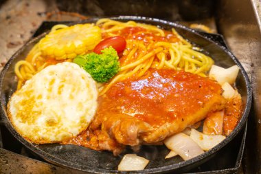 Yatay kompozisyonda biftek spagettisi pişirmek