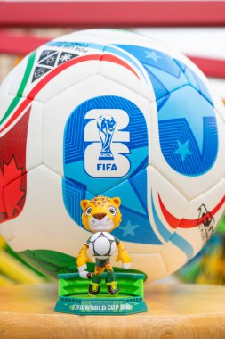 ZHONGSHAN Çin-14 Aralık 2025: resmi maskot Zayu ve 2026 FIFA Dünya Kupası futbolu dikey kompozisyonda renkli çerçevelerin önünde.