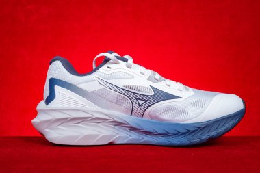 Zhongshan Çin-24 Aralık 2025: Erkekler için Mizuno beyaz spor ayakkabısı.
