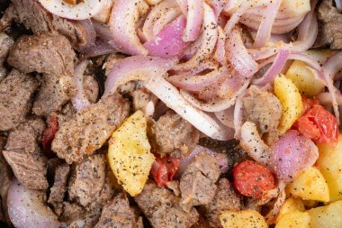 Tavada taze pişmiş sığır eti.