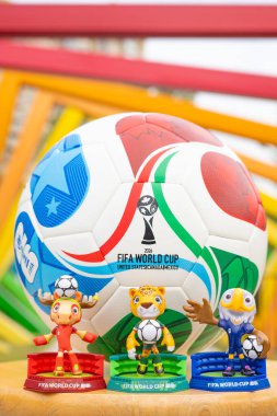 ZHONGSHAN Çin-14 Aralık 2025: 2026 FIFA Dünya Kupası resmi maskotları dikey kompozisyonda renkli çerçeveler önünde.