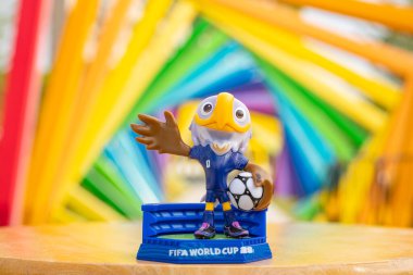 ZHONGSHAN Çin-14 Aralık 2025: 2026 FIFA Dünya Kupası resmi maskotu Clutch yatay kompozisyonda renkli çerçevelerin önünde.