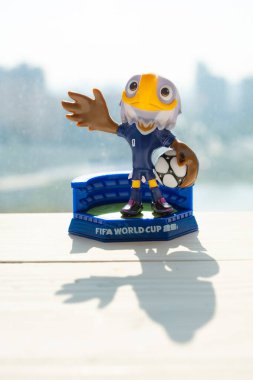 ZHONGSHAN Çin-21 Aralık 2025: 2026 FIFA Dünya Kupası resmi maskot Clutch dikey kompozisyonda gölge ile.