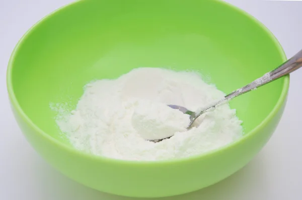 Preparazione di latte in polvere in una ciotola — Foto Stock