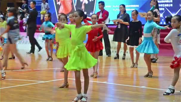 Zhongshan, China-Oct 5, 2015: Giovani ragazze che ballano il 5 ottobre 2015 a Zhongshan, Guangdong, Cina . — Video Stock