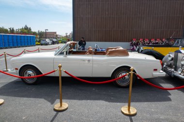 Zhongshan Çin - 28 Kasım 2025: beyaz bir Rolls-Royce Corniche.