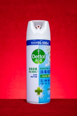ZhongShan Çin-24 Aralık 2025: Dikey bileşimde bir şişe Dettol dezenfektan spreyi.