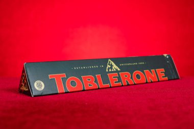 ZhongShan Çin - 30 Kasım 2025: Toblerone kırmızı üzerine.