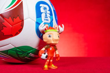 ZHONGSHAN Çin-16 Kasım 2025: Maskot Maple ve 2026 FIFA Dünya Kupası için kırmızı üzerine yatay kompozisyon.