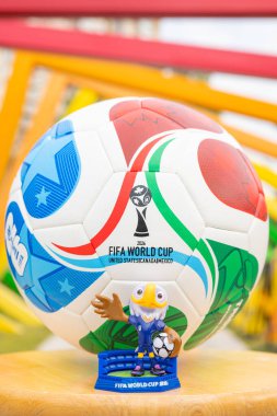 ZHONGSHAN Çin-14 Aralık 2025: resmi maskot Clutch ve 2026 FIFA Dünya Kupası için futbol dikey kompozisyonda renkli çerçeveler önünde.