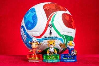 ZHONGSHAN Çin-12 Aralık 2025: 2026 FIFA Dünya Kupası için resmi maskotlar yatay kompozisyon kırmızı.
