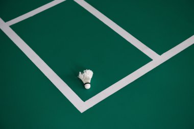 raketle badminton kortu kenar içinde kullanılan