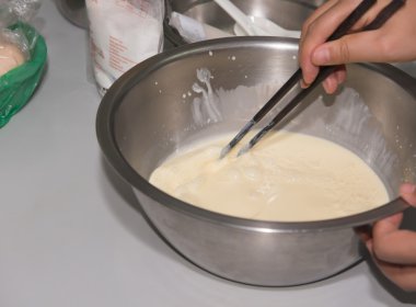 Tatlı yemek yapmak için sıvı karıştırma