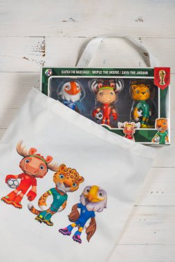 ZHONGSHAN Çin-25 Ocak 2026: 2026 FIFA Dünya Kupası için dikey kompozisyonda kumaş çanta ve resmi maskotlar.