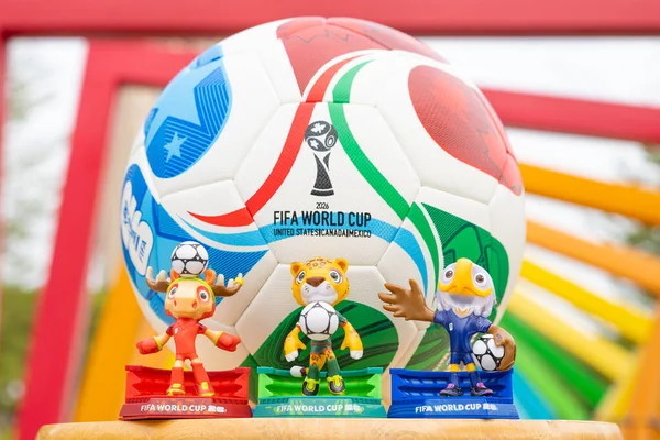 ZHONGSHAN Çin-14 Aralık 2025: resmi maskotlar ve 2026 FIFA Dünya Kupası için yatay kompozisyonda renkli çerçeveler önünde futbol.