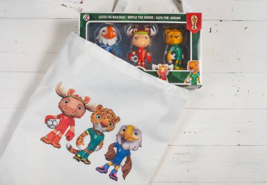 ZHONGSHAN Çin-25 Ocak 2026: 2026 FIFA Dünya Kupası için yatay kompozisyonda kumaş çanta ve resmi maskotlar.