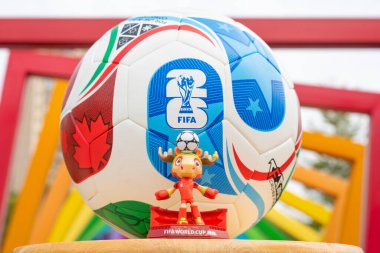 ZHONGSHAN Çin-14 Aralık 2025: resmi maskot Maple ve 2026 FIFA Dünya Kupası için yatay kompozisyonda renkli çerçeveler önünde futbol.