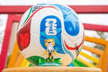 ZHONGSHAN Çin-14 Aralık 2025: resmi maskot Zayu ve 2026 FIFA Dünya Kupası için yatay kompozisyonda renkli çerçeveler önünde futbol.