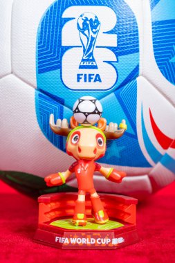 ZHONGSHAN Çin-12 Aralık 2025: 2026 FIFA Dünya Kupası için resmi maskot Maple dikey kompozisyonda kırmızı üzerine kırmızı.