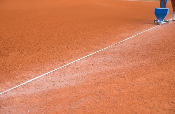 Rysowanie linii na boisku baseballowym — Zdjęcie stockowe