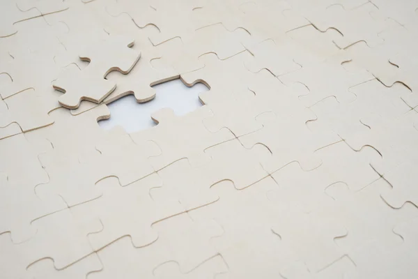 Puzzel met één stuk gescheiden op witte achtergrond — Stockfoto