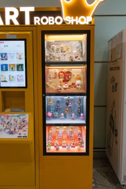 Pekin Çin-4 Şubat 2026: Pekin Başkent Uluslararası Havalimanı POP MART ROBO mağazası.