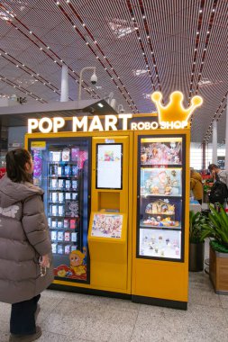 Pekin Çin-4 Şubat 2026: Pekin Başkent Uluslararası Havalimanı POP MART ROBO mağazası.
