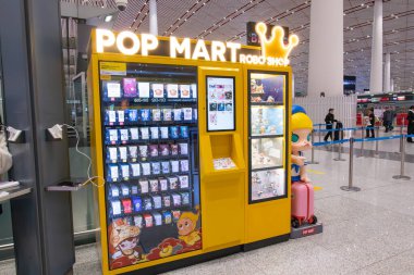 Pekin Çin-4 Şubat 2026: Pekin Başkent Uluslararası Havalimanı POP MART ROBO mağazası.