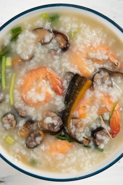 Yılan balığı ve taze karides lapası dikey kompozisyonda.