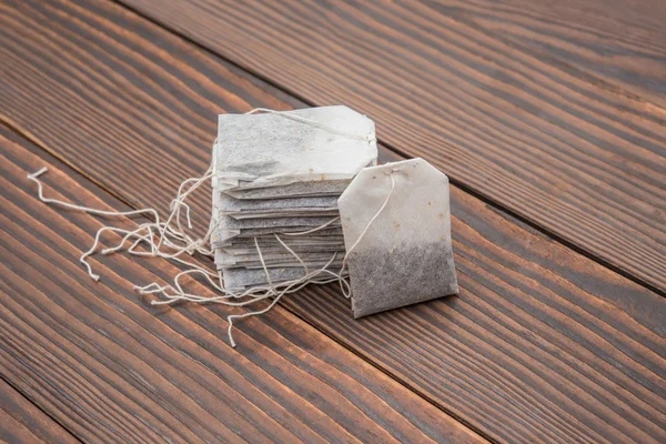 Bolsas de té sobre un fondo de madera —  Fotos de Stock