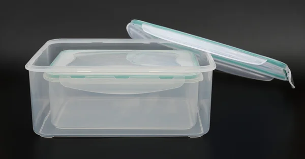 Cajas de almacenamiento translúcidas con labio abierto sobre fondo negro —  Fotos de Stock