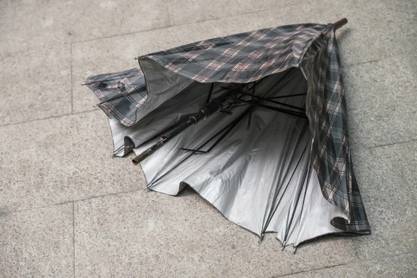 Paraguas oxidado y roto en el suelo — Foto de Stock