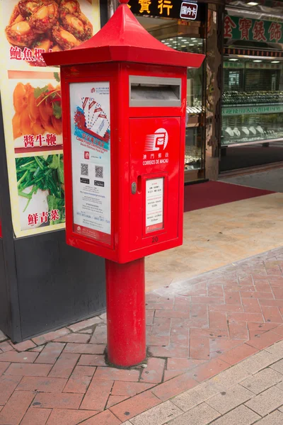 Rode postbox aan de kant van de straat in Macao — Stockfoto
