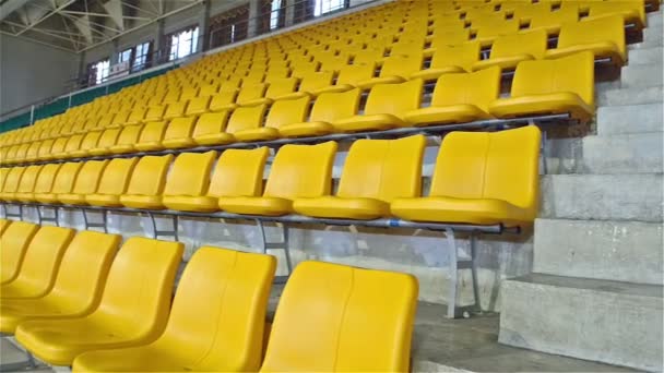 Τα καθίσματα γήπεδο πράσινο και κίτρινο — Αρχείο Βίντεο
