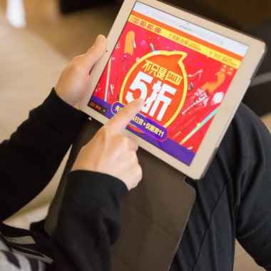 Tablet alışveriş ve % 50 kapalı Başlarken yound kadın