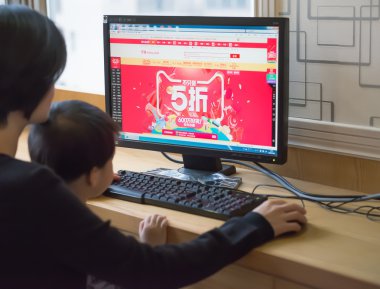 Yound anne ve oğlu bilgisayar üzerinden alışveriş ve % 50 kapalı Başlarken