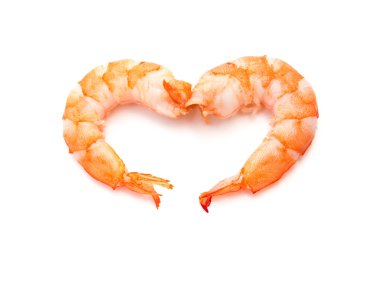 Beyaz arka planda kalp şeklinde karidesler