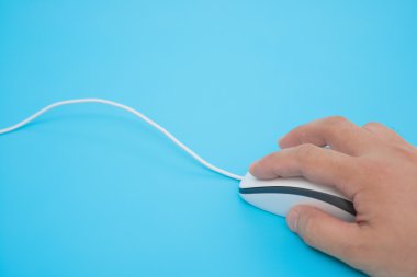 adam mavi bir arka plan üzerinde beyaz fare kullanma