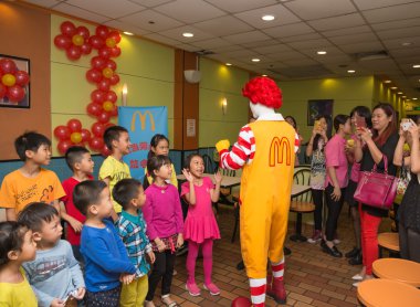 Ronald Mcdonalds karakter hayranları ile parti
