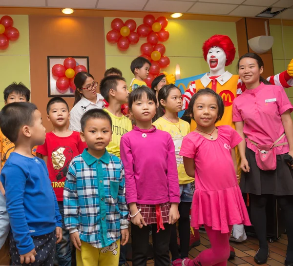 Ronald McDonalds personaggio avendo festa con i fan — Foto Stock