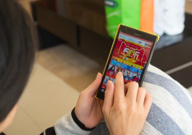 genç kadın taobao cep üzerinden Çin online alışveriş gününde alışveriş