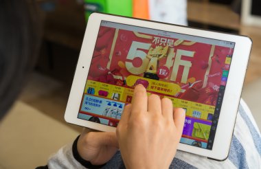 genç kadın taobao tablete aracılığıyla Çin online alışveriş gününde alışveriş