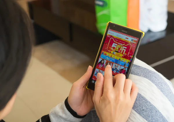 Young woman shopping through mobile on taobao on Chinese online shopping day — Stock Photo, Image