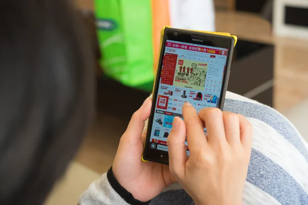 중국 온라인 쇼핑 데가에 jd에 모바일을 통해 쇼핑 하는 젊은 여자 — 스톡 사진