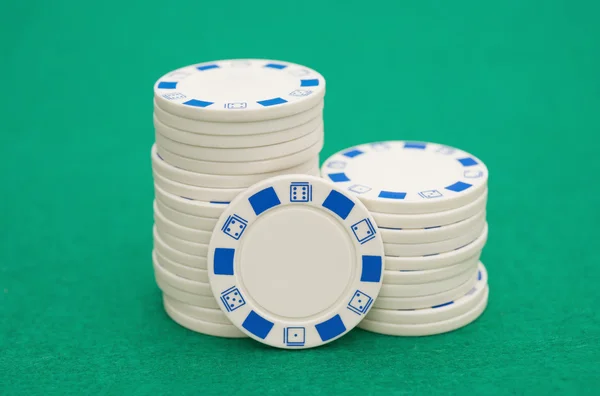 Sok a zöld kaszinó asztal fehér zseton — Stock Fotó